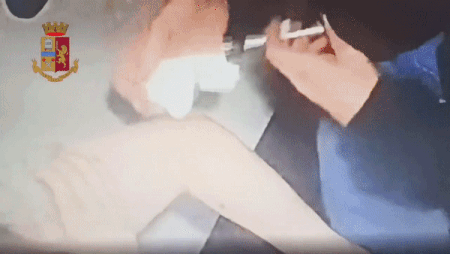 “빈 주사기로 백신 놔주는 척”…이탈리아서 돈 받고 ‘가짜접종’ 16일(현지시간) 영국 일간 가디언에 따르면 이탈리아 경찰은 지난 14일 시칠리아주 팔레르모에서 ‘가짜’ 백신 주사를 놔준 간호사(58)를 체포했다.  현지 경찰 트위터