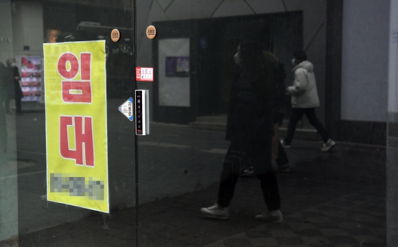 서울의 한 상점이 폐업해 임대안내문이 붙어 있는 모습. 서울신문DB