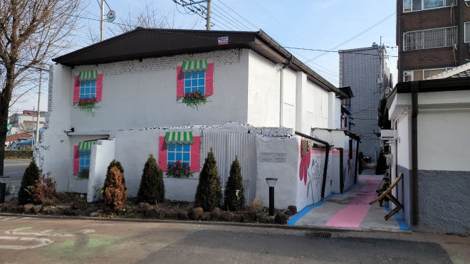 빈티지 풍으로 단장된 기초생활수급자의 주택