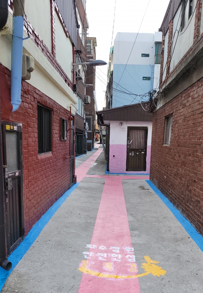 밝고 안전하게 단장된 ‘꽃목길’(골목길) 모습