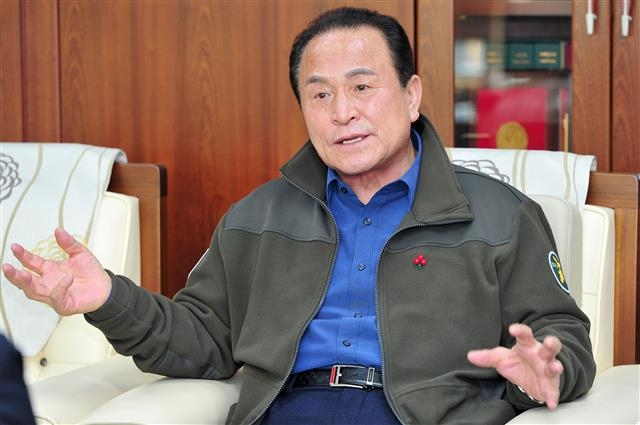 김영만 경북 군위군수가 17일 집무실에서 가진 서울신문과의 인터뷰에서 “전국에서 인구소멸위험지수가 가장 높은 군위가 통합신공항을 유치해 냄으로써 인구 유입과 경제 활성화를 이끌어 활기차게 변화해 나갈 것”이라고 강조하고 있다. 군위군 제공