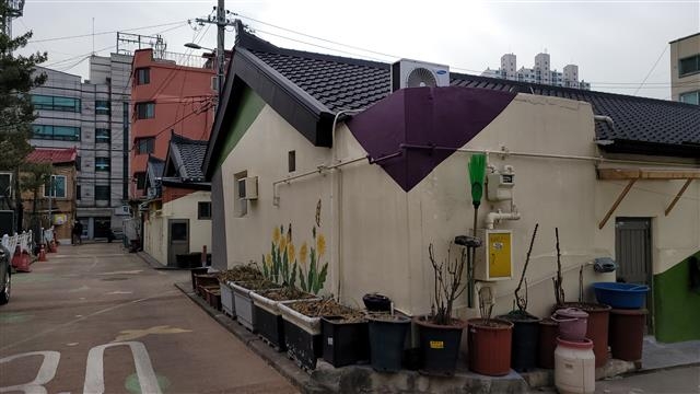 인천에서 가장 낙후됐던 동구 화수동이 도시재생 뉴딜사업으로 완전히 탈바꿈했다. 깨끗하게 정비된 일제시대 사택 전경.