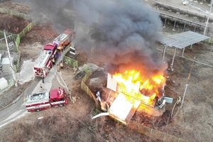 경북 군위 태양광 저장시설 화재...약 4시간 만에 진화