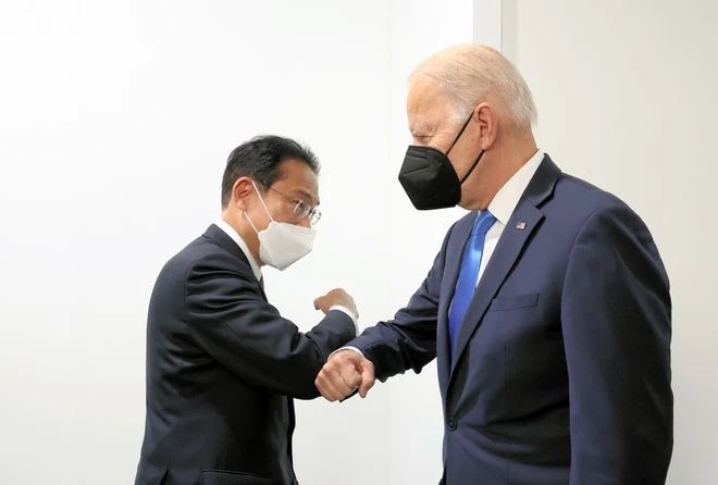 팔꿈치 인사 나누는 미일 정상 기시다 후미오 일본 총리가 작년 11월 2일 제26차 유엔기후변화협약 당사국총회(CP26)가 열리는 영국 글래스고에서 조 바이든 미국 대통령을 만나 팔꿈치 인사를 나누고 있다. 2022.1.17.  기시다 후미오 총리 트위터 사진