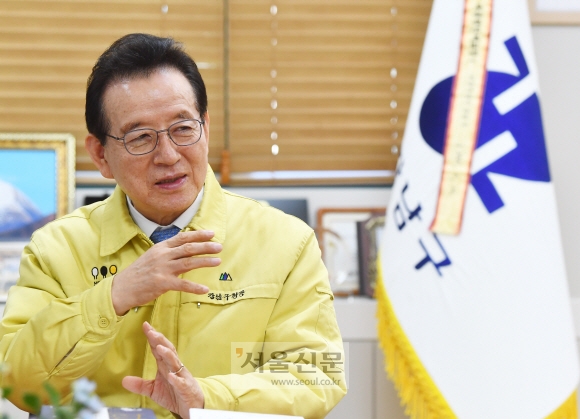 정순균 서울 강남구청장이 지난 12일 집무실에서 진행한 서울신문과의 인터뷰에서 강남의 비전인 ‘백년대계 프로젝트’에 대해 설명하고 있다. 안주영 전문기자