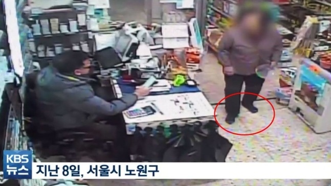 80대 노모가 신발도 신지 않고(빨간색 원) 아들의 폭력을 피해 슈퍼마켓을 찾았다. 당시 서울 기온은 영하 5였다. KBS