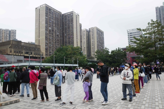지난달 9일 홍콩 주민들이 웡타이신 지구에 임시로 마련된 신종코로나바이러스감염증(코로나19) 검사소를 방문해 줄지어 차례를 기다리고 있다. AFP연합뉴스
