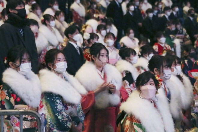 코로나19 확산 속 성인식 축하하는 일본 여성들 새해 스무살이 된 일본 요코하마의 여성들이 10일 마스크를 쓴 채 전통 복장을 차려입고 성인의 날을 기념하기 위해 모여 있다. 2022.1.10.  AP 연합뉴스
