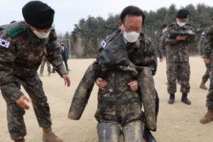 김부겸 총리, ‘최초 산악전문부대’ 1산악여단 전투훈련 …