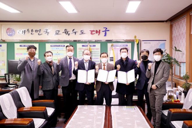 19일 경북기계공업고등학교 교장실에서  지역 일자리 활성화를 위한 삼자간 업무협약을 체결했다