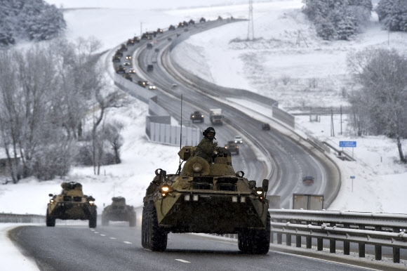 지난 18일(현지시간) 러시아 장갑차 호송대가 크림반도의 한 고속도로를 따라 이동하고 있다. 러시아는 우크라이나 접경에 탱크와 중화기를 보유한 병력 10만명을 집결시켰고, 미국 등 서방은 이를 침공의 징후로 우려하고 있다. 크림 AP 연합뉴스