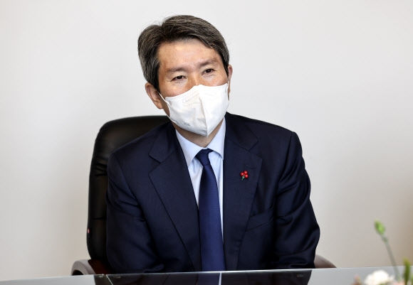 대화나누는 이인영 장관