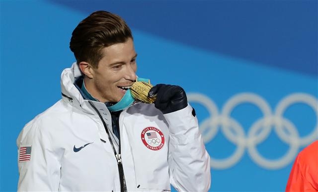 미국 스노보드의 전설 숀 화이트가 2018 평창올림픽 시상식에서 금메달에 입을 맞추며 기뻐하는 모습. 연합뉴스