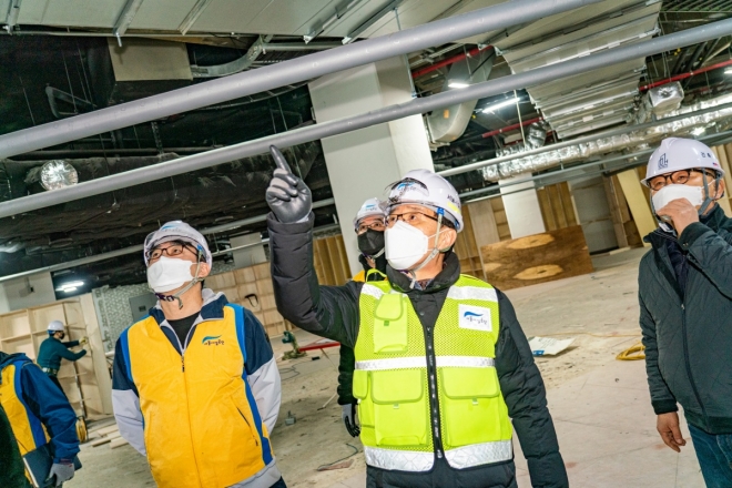 서울시설공단 관계자들이 구로구 고척돔 내부의 안전을 점검하고 있다. 서울시 제공 