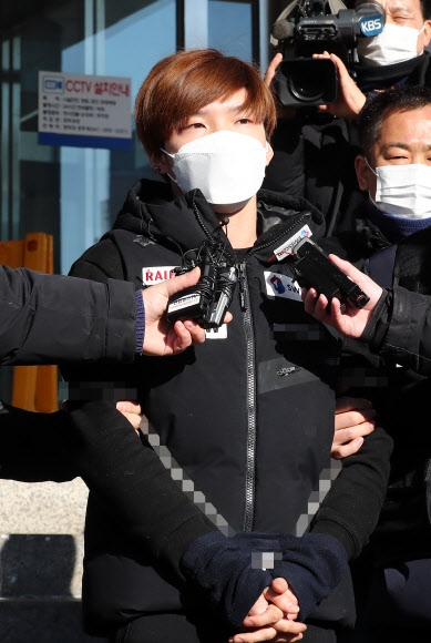 조현진이 21일 천안동남경찰서를 나오면서 취재진의 질문에 답하고 있다. 연합뉴스
