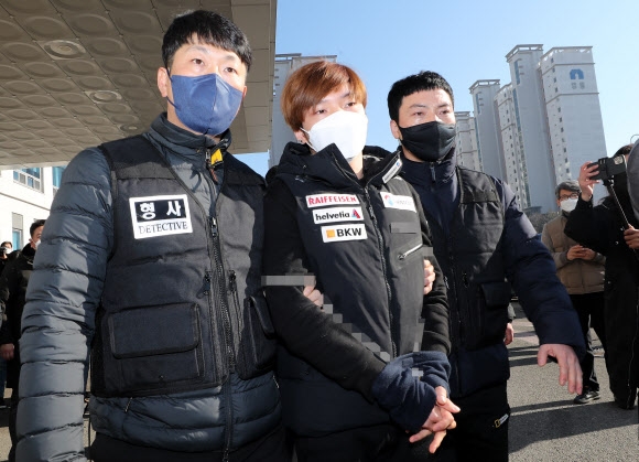 조현진이 21일 천안동남경찰서를 나와 경찰들에 이끌려 검찰에 송치되고 있다. 연합뉴스
