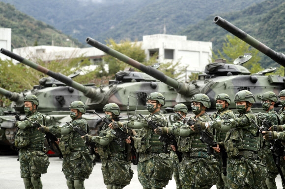 대만 군인들이 21일(현지시간) 대만 타이둥의 한 군사기지에서 차이잉원 대만 총통의 방문 중 전투준비태세를 보이고 있다. 차이잉원 총통은 중국과 대만의 군사적 긴장이 고조되는 가운데 대만의 방위력을 강화하겠다고 약속했다. EPA 연합뉴스
