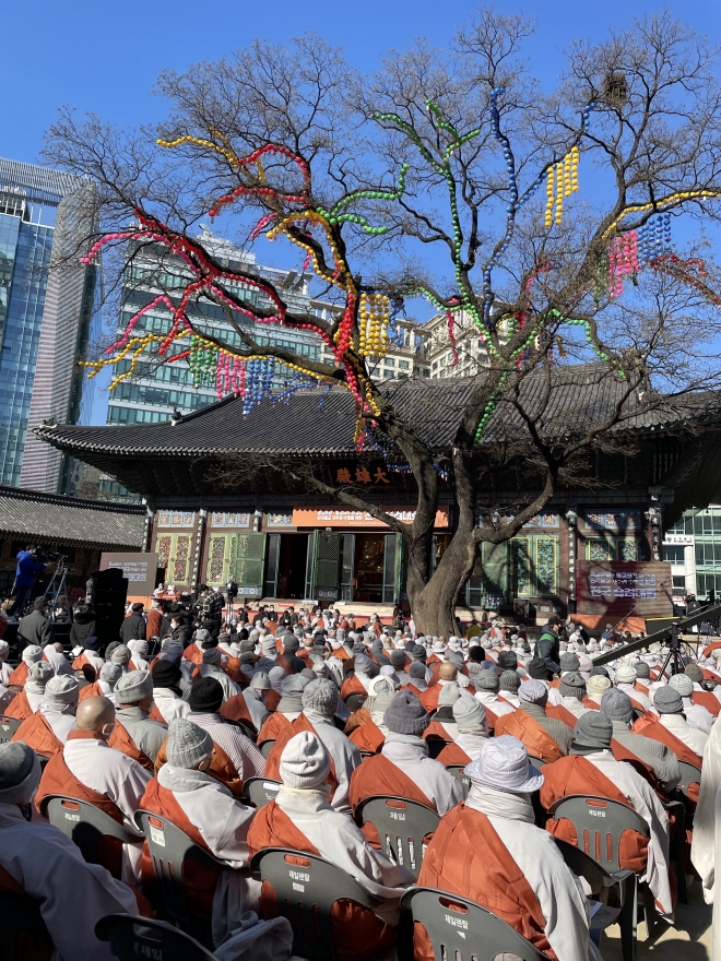21일 오후 서울 종로구 조계사에서 열린 전국승려대회에 참석한 스님들이 조계사 대웅전 앞 마당에 앉아있는 모습.  허백윤 기자 baikyoon@seoul.co.kr