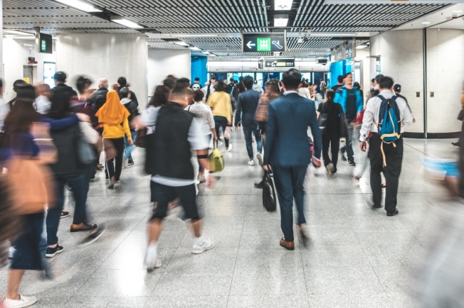 홍콩 지하철역에서 시민들이 오가는 모습 자료사진. 기사 내용과 직접 관련 없음. 123rf 제공