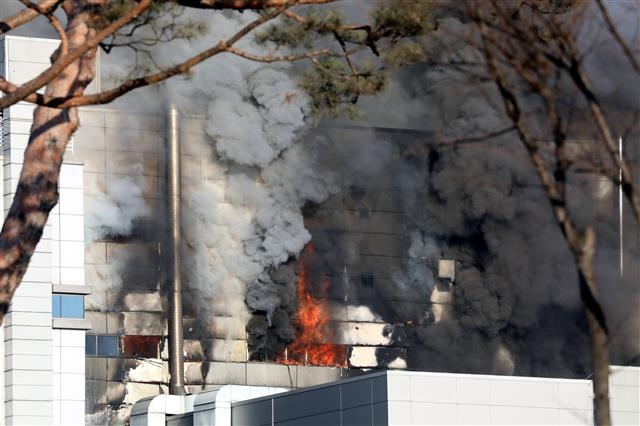 불타는 이차전지 공장 21일 오후 3시쯤 충북 청주시 청원구 오창읍 한 이차전지 공장에서 불이 나 소방당국이 진화작업을 벌이고 있다. 현재 3명이 구조 또는 자력대피 했고, 1명은 고립된 것으로 전해졌다. 2022.1.21 뉴스1