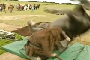‘살아있는 말’과 ‘인형 말’ 한 장면에…해외선 ‘낙마씬…