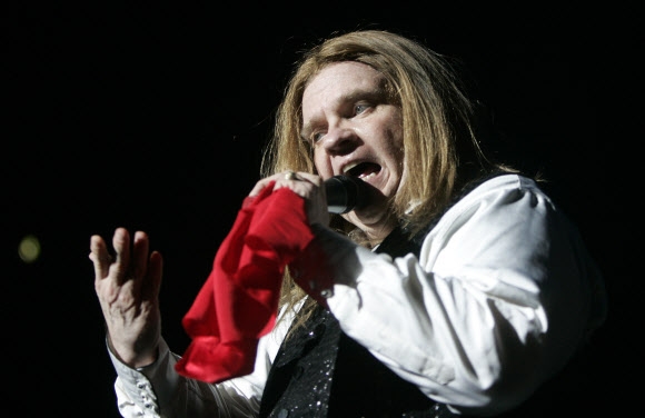 20일(이하 현지시간) 74세를 일기로 세상을 떠난 미국 록스타 미트 로프가 2007년 6월 12일 독일 북부 순회 공연의 첫 무대로 함부르크에서 노래를 들려주고 있다. AP 자료사진 연합뉴스 