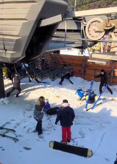 22일 오후 3시께 경기 포천시 베어스타운 스키장에서 슬로프 정상을 향해 올라가던 리프트가 갑자기 역주행하는 사고가 났다.<br>사진은 탑승객 여러 명이 리프트에서 뛰어내리는 모습. 2022.1.22 <br>연합뉴스