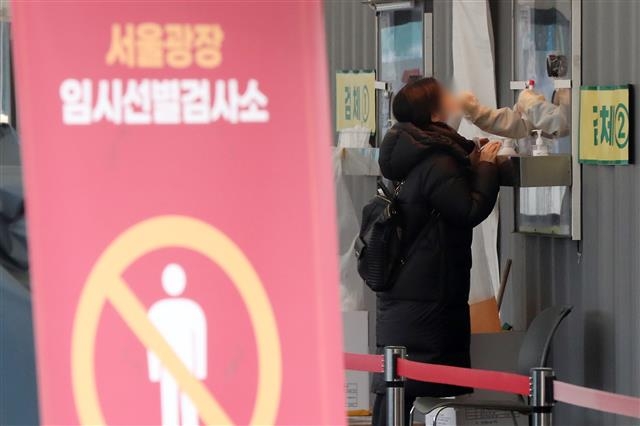 한 달 만에 다시 7000명대로 올라선 신규확진자 수 신종 코로나바이러스 감염증(코로나19) 신규 확진자 수가 31일만에 다시 7000명 선으로 올라왔다. 질병관리청 중앙방역대책본부(방대본)는 22일 0시 기준 코로나19 신규 확진자가 7009명 발생했다고 밝혔다. 22일 오전 서울 중구 서울광장에 마련된 임시선별진료소를 찾은 시민들이 검체 검사를 받고 있다. 2022.1.22 뉴스1