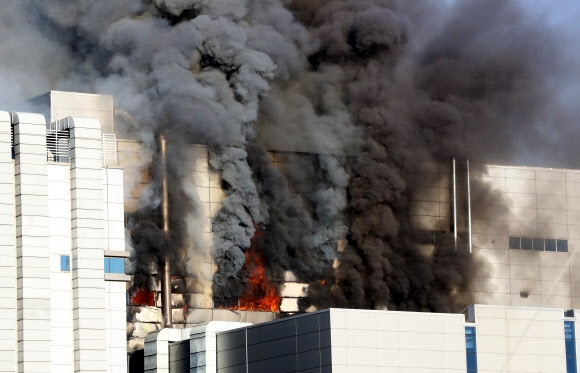 지난 21일 오후 3시쯤 청주시 오창읍 에코프로비엠 공장에서 대형 화재가 발생해 연기와 불길이 치솟고 있다. 직원 1명이 숨지고, 3명이 다쳤다. 연합뉴스