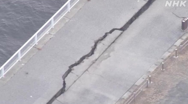 규슈 지진으로 발생한 도로 균열 22일 새벽 일본 규슈 해상에서 발생한 규모 6.4의 지진으로 오이타현 오이타시의 도로에 균열이 생겼다. NHK 방송 캡처