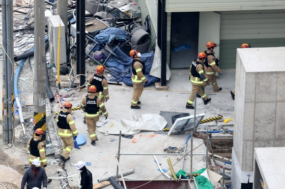 23일 오전 광주 서구 화정아이파크 붕괴사고 현장에서 119 구조대원들이 건물 안으로 진입하고 있다.  건물 진입을 일시 중단했던 소방당국은 전날 저녁부터 상층부 수색과 잔해제거 작업을 재개했다. 2022.1.23  연합뉴스