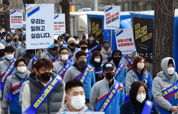 23일 서울 여의도 국회의사당역 2번출구 앞에서 비노조 택배기사연합이 택배노조 파업 철회 촉구 집회를 하고 있다.2022.1.23 박윤슬 기자