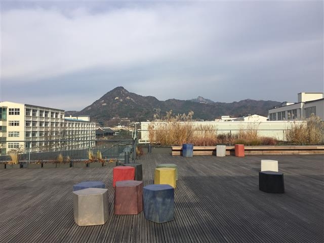 서울을 조망할 수 있는 교육동 옥상 전망대. 옛 건물의 둥근 형태를 그대로 살린 이곳은 가장 멋진 인왕산 풍경을 접할 수 있는 장소다.  사진 함혜리