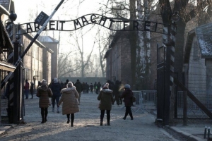 네덜란드 여성 관광객 홀로코스트 수용소에서 나치 경례했다…