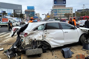 “브레이크 작동 안 해”...신호등·차량 들이받은 SUV 승용차