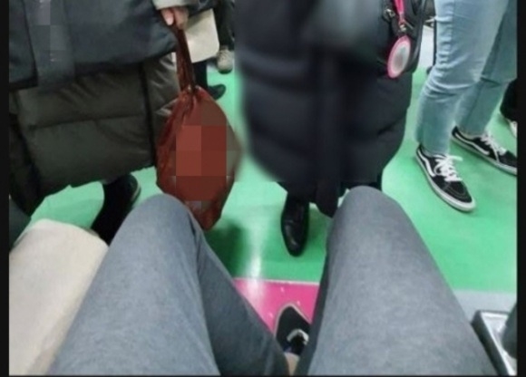 한 남성이 지하철 임산부 배려석에 앉아 임산부에게 자리를 비켜주지 않아 뿌듯하다는 내용의 글을 올려 공분을 사고 있다. 온라인 커뮤니티 캡처