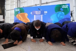 또 큰절, 눈물… 성남·용인 찾은 李 “새 정치로 보답” 읍소