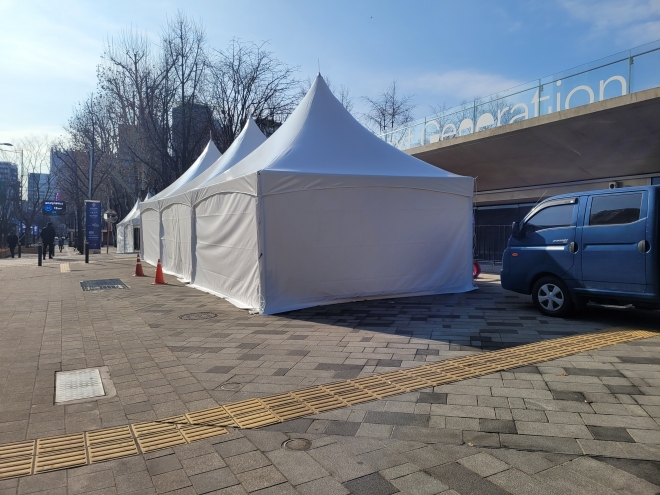코로나19 진상규명 시민연대가 지난 23일부터 서울 중구 서울시의회 앞 도로에 설치한 천막 5동의 모습. 시민연대는 3동은 추모 분향소, 2동은 피해자 가족 휴게공간으로 마련할 계획이라고 밝혔다.박상연 기자