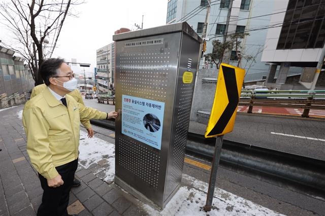 유성훈 금천구청장이 시흥동 금하로 급경사 지역에 설치된 도로열선 제어시스템을 점검하고 있다. 금천구 제공