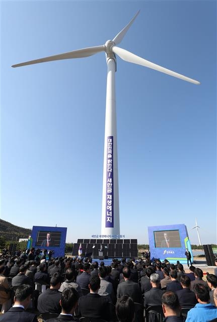 O ex-presidente Moon Jae-in fala na Cerimônia de Declaração de Visão de Visão de Energia Renovável de Saemangeum, realizada em 30 de outubro de 2018 no local fotovoltaico flutuante em Yoosji, Gunsan, Jeollabuk-do.  jornal Seoul DB.