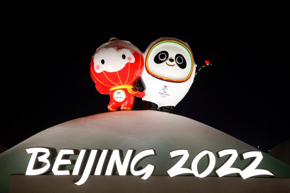 다음달 4일 개막하는 2022 베이징동계올림픽 마스코트인 빙둔둔(오른쪽)과 패럴림픽 마스코트인 쉐룽룽 설치물. 2022.1.23 베이징 로이터 연합뉴스