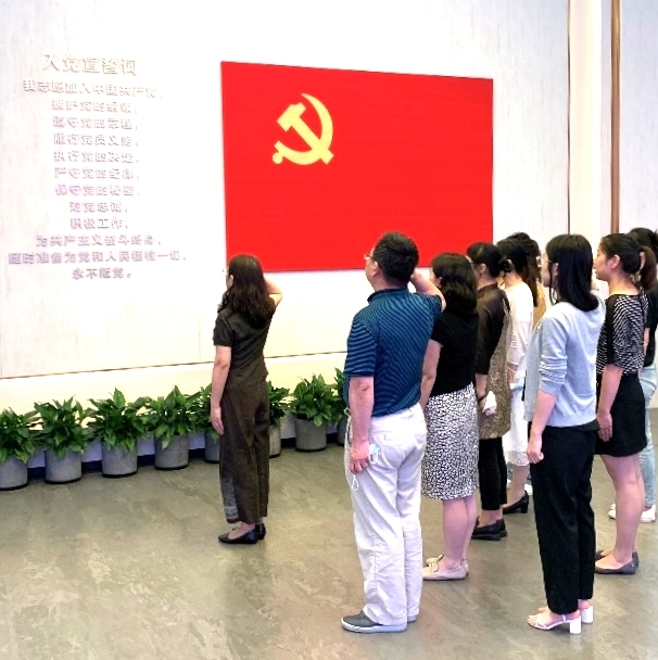 중국 공산당 창당 100주년이던 지난해 6월 상하이의 공산당 제1차 전국대표대회 기념관에서 관람을 끝마친 이들이 벽에 걸린 공산당기 앞에서 자발적으로 입당 선서를 하고 있다. 상하이 류지영 특파원