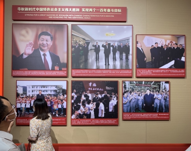 중국 상하이의 공산당 제1차 전국대표대회 기념관에 마련된 시진핑 중국 국가주석 전시코너. 시 주석을 마오쩌둥과 덩샤오핑에 이은 중국 3대 지도자로 격상시켰다. 상하이 류지영 특파원