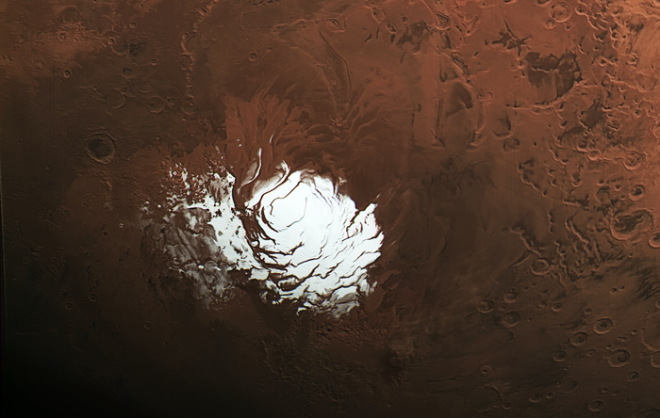 화성에서 ‘물’ 찾았다, 자세히 보니 아니네 2018년 이탈리아 과학자들은 화성 남극지역에서 물과 얼음을 발견했다는 연구결과를 발표했다. 그런데 최근 미국, 프랑스, 폴란드 과학자들이 정밀분석한 결과 물이 아니라 먼지퇴적층에 햇빛이 반사돼 나타난 신기루일 가능성이 높다는 연구결과를 내놨다.  유럽우주국(ESA) 제공