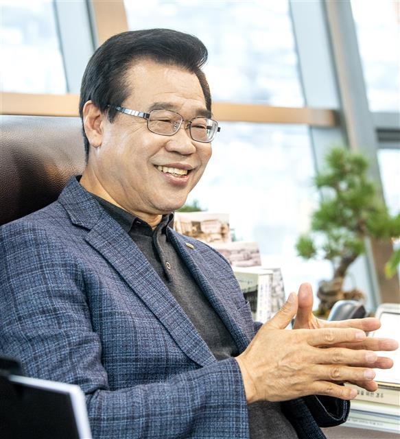 성장현 서울 용산구청장이 25일 집무실에서 진행한 서울신문과의 인터뷰에서 남은 임기에 역점적으로 추진할 과제에 대해 설명하고 있다. 용산구 제공