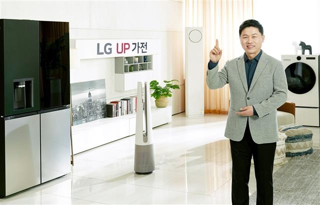 류재철 LG전자 부사장이 LG전자가 올해부터 새롭게 출시·제공하는 ‘업(UP) 가전’ 제품과 서비스를 설명하고 있다. LG전자 제공