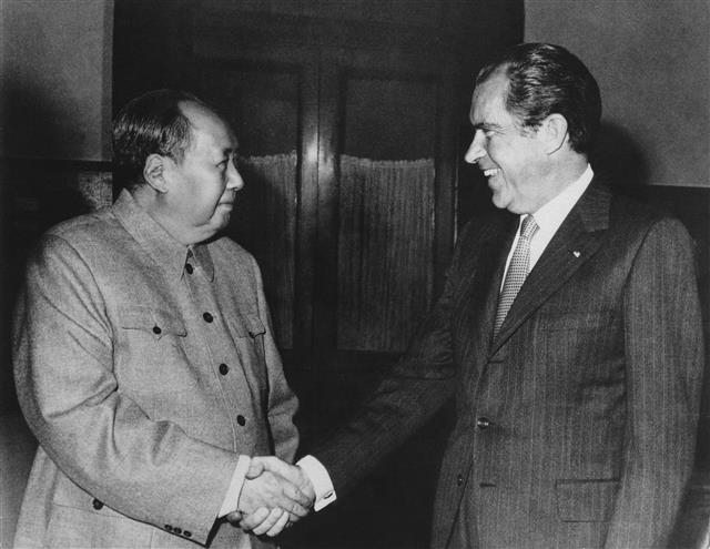 1972년 2월 21일 마오쩌둥(왼쪽) 중국 국가주석과 리처드 닉슨 미국 대통령은 베이징에서 역사적인 정상회담을 가졌다. 6·25전쟁 이후 불구대천의 원수였던 미중이 국익을 위해 손을 맞잡은 모습은 냉혹한 국제관계의 단면을 보여 준다. AP 연합뉴스