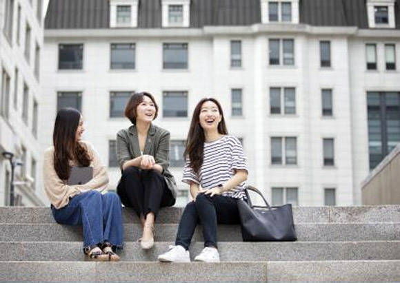 숙명여대 캠퍼스에서 여학생들이 웃고 있다. 숙명여대 제공