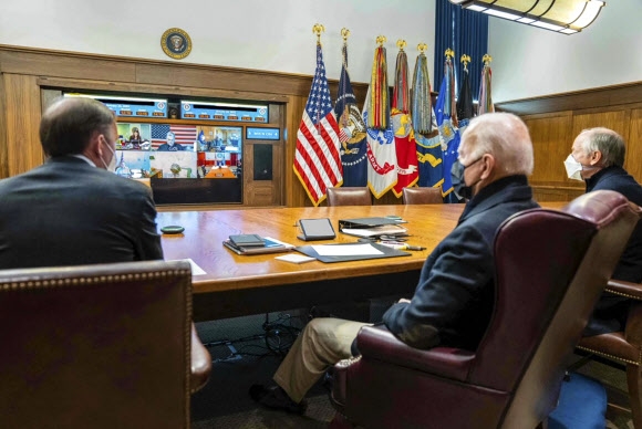 조 바이든(가운데) 미국 대통령이 지난 22일(현지시간) 미국 메릴랜드주 캠프 데이비드에서 우크라이나 사태에 대해 국가안보팀과 회의를 하고 있다. 메릴랜드주 캠프 데이비드 AP 연합뉴스