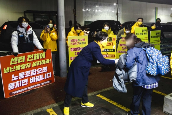 심상정(왼쪽) 정의당 대선후보가 26일 새벽 인천 서구 쿠팡 인천4물류센터를 찾아 퇴근하는 밤샘 노동자들에게 인사하고 있다. 연합뉴스